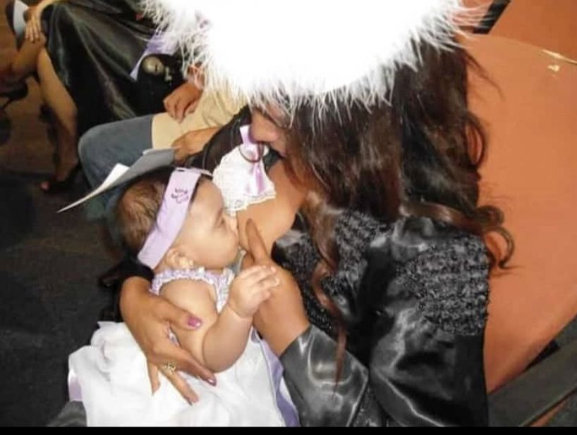 Essa é a única foto da minha formatura. Enquanto todos erguiam a mão para o juramento, eu amamentava minha filha de 3 meses — meu primeiro diploma era ela. A imagem que guardo hoje foi recortada da foto de uma colega, feita pelo seu fotógrafo